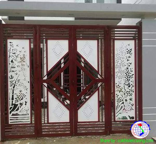 Mẫu cửa cổng sắt đẹp họa tiết trúc mai màu trắng kết hợp khung sơn màu gỗ