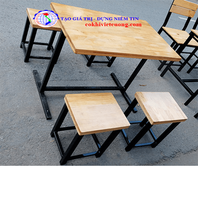 Bộ bàn ghế gỗ chân sắt của chúng tôi là sản phẩm hoàn hảo cho những quán cà phê hoặc nhà hàng yêu thích phong cách công nghiệp hiện đại. Với thiết kế đơn giản và tinh tế, chúng tôi đảm bảo sẽ làm khách hàng của bạn hài lòng về chất lượng sản phẩm này.