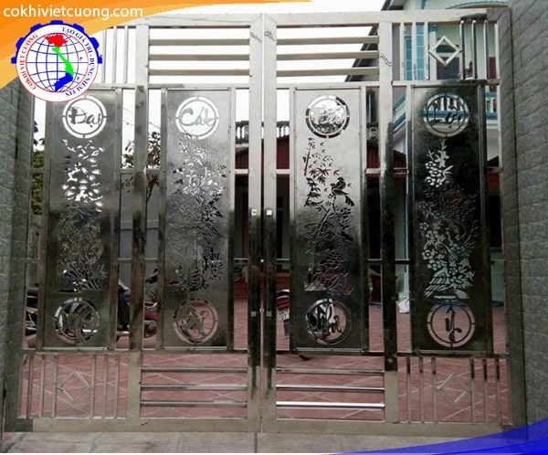Cửa cổng inox với họa tiết tùng cúc trúc mai
