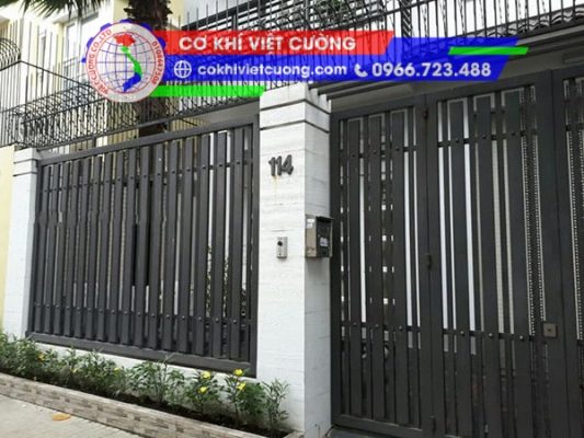 hàng rào sắt hộp sơn tĩnh điện màu đen sắt hộp 20 x 40 x 1.4 mm kết hợp phụ kiện núm tròn trang trí đẹp