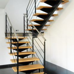 Vì cấu tạo và thiết kế như xương cá nên sống lưng cầu thang được xem là phần quan trọng nhất.