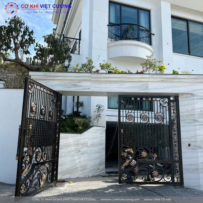 Cửa cổng sắt 2 cánh thi công tại Văn Giang - Hưng Yên