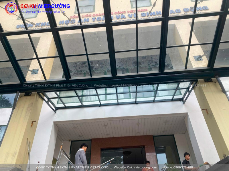 Mái kính sảnh tại Viện khoa học An toàn và Vệ sinh lao động (Trần Quốc Toản - Nguyễn Trãi)