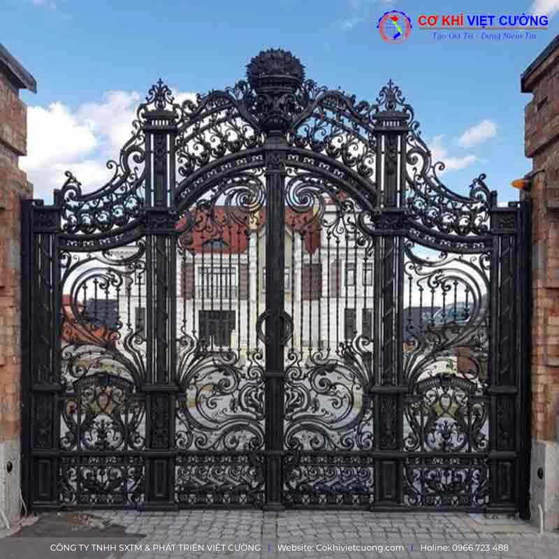 Cửa Sắt Nghệ Thuật Tân Cổ Điển Có Phù Hợp Với Biệt Thự Hiện Đại Không?