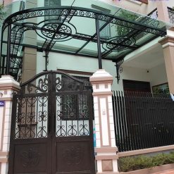 Các tác động từ môi trường bên ngoài như thời tiết xấu, từ con người đều ít ảnh hưởng tới mái kính.