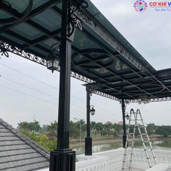 Kính cường lực hoặc kính dán có bề  mặt nhẵn bóng giúp hạn chế bụi bẩn bám lên.