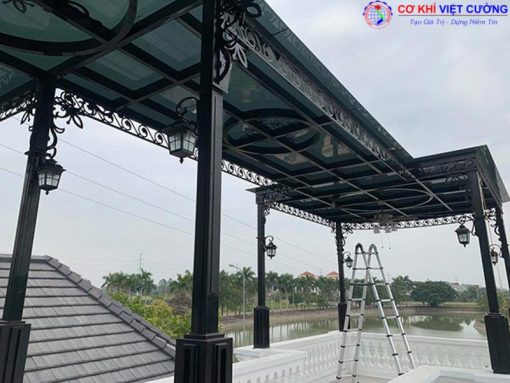 Kính cường lực hoặc kính dán có bề  mặt nhẵn bóng giúp hạn chế bụi bẩn bám lên.