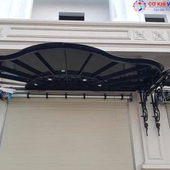 Mái kính sắt nghệ thuật đảm bảo che chắn mưa nắng và gió hiệu quả.