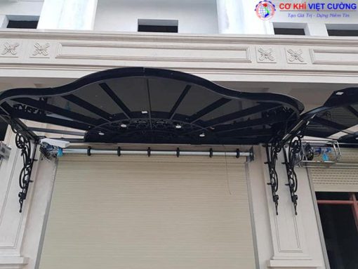 Mái kính sắt nghệ thuật đảm bảo che chắn mưa nắng và gió hiệu quả.
