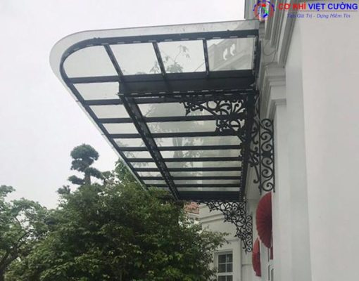 Loại mái kính sắt nghệ thuật hay mái kính cường lực được ưu tiên sử dụng nhiều nhất.