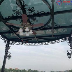 Mẫu mái kính sắt nghệ thuật cho sân thường sử dụng kính cường lực.