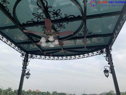 Mẫu mái kính sắt nghệ thuật cho sân thường sử dụng kính cường lực.