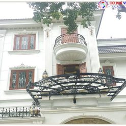 Mái hiên sắt nghệ thuật thiết kế phong cách cổ điển nhiều chi tiết.