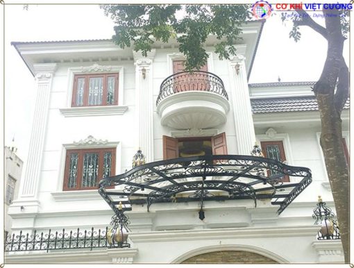 Mái hiên sắt nghệ thuật thiết kế phong cách cổ điển nhiều chi tiết.