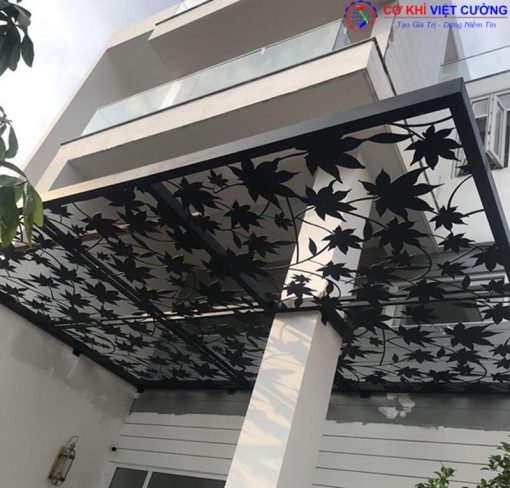 Mái kính sắt nghệ thuật hình chiếc lá độc đáo và đẹp mắt.