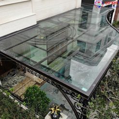 Đối với những ngôi nhà có diện tích lớn với sân vườn rộng lớn, việc có mái kính che sẽ rất cần.