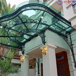 Việc sử dụng mái kính sắt nghệ thuật ở phía trước sân sẽ mang đến tính thẩm mỹ hài hòa cho ngôi nhà.
