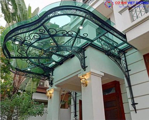 Việc sử dụng mái kính sắt nghệ thuật ở phía trước sân sẽ mang đến tính thẩm mỹ hài hòa cho ngôi nhà.