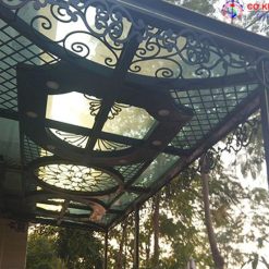 Mái kính sắt nghệ thuật có cột chống cho sân vườn tuyệt đẹp.