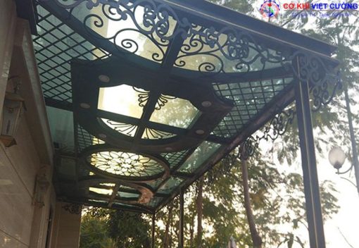 Mái kính sắt nghệ thuật có cột chống cho sân vườn tuyệt đẹp.