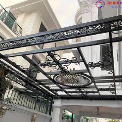 Mái kính sắt nghệ thuật cho sân nhà rộng và thoáng hơn.