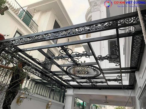 Mái kính sắt nghệ thuật cho sân nhà rộng và thoáng hơn.