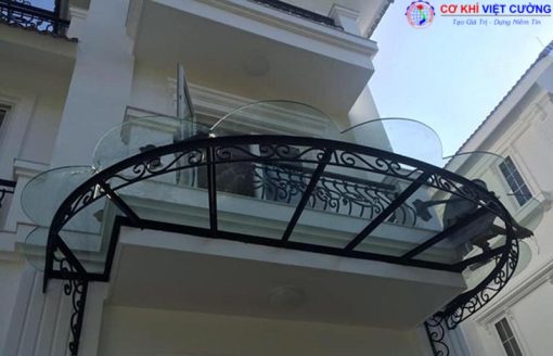 Mái hiên kính sắt nghệ thuật thiết kế nhỏ gọn, sang trọng.