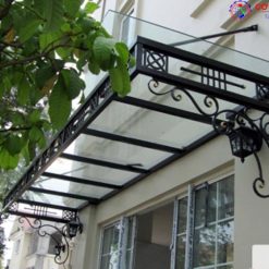 Mái hiên kính cường lực thiết kế tối giản cho sân nhà rộng hơn.