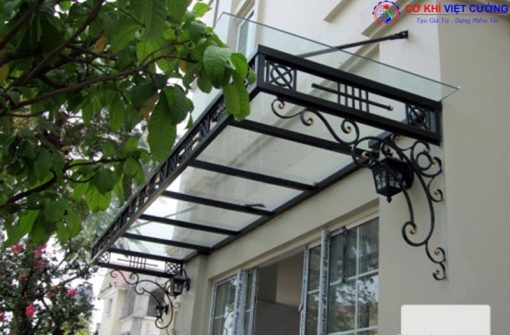 Mái hiên kính cường lực thiết kế tối giản cho sân nhà rộng hơn.