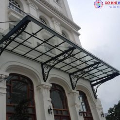 Phần khung sắt nghệ thuật có thể được làm theo các kết cấu khác nhau như: sắt hộp, sắt đặc,...