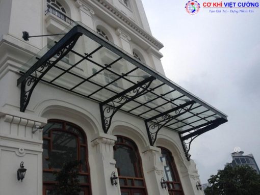 Phần khung sắt nghệ thuật có thể được làm theo các kết cấu khác nhau như: sắt hộp, sắt đặc,...