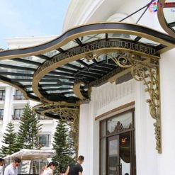 Phần khung của mái kính sẽ kết nối với cáp treo bằng bulong bắt trực tiếp vào tường hoặc khoan lỗ bắt vít.