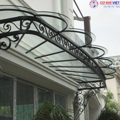 Mẫu mái kính sắt nghệ thuật uốn cong công phu và tỉ mỉ.