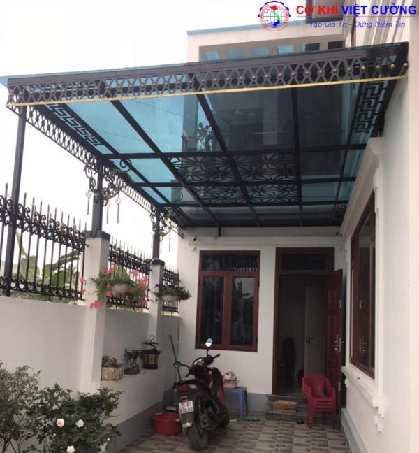 Mái kính sắt nghệ thuật cho phần sân nhà thoáng và rộng hơn.