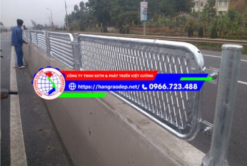 Hàng rào mạ kẽm sơn tĩnh điện là loại hàng rào được sản xuất từ sợi thép kéo nguội cường độ cao.