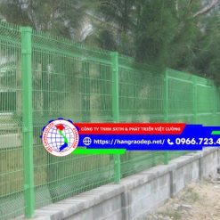 Hàng rào khu công nghiệp sử dụng lưới thép cột vuông.