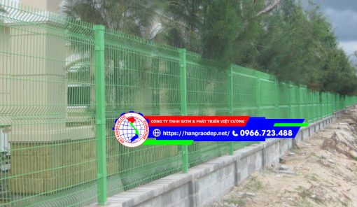 Hàng rào khu công nghiệp sử dụng lưới thép cột vuông.