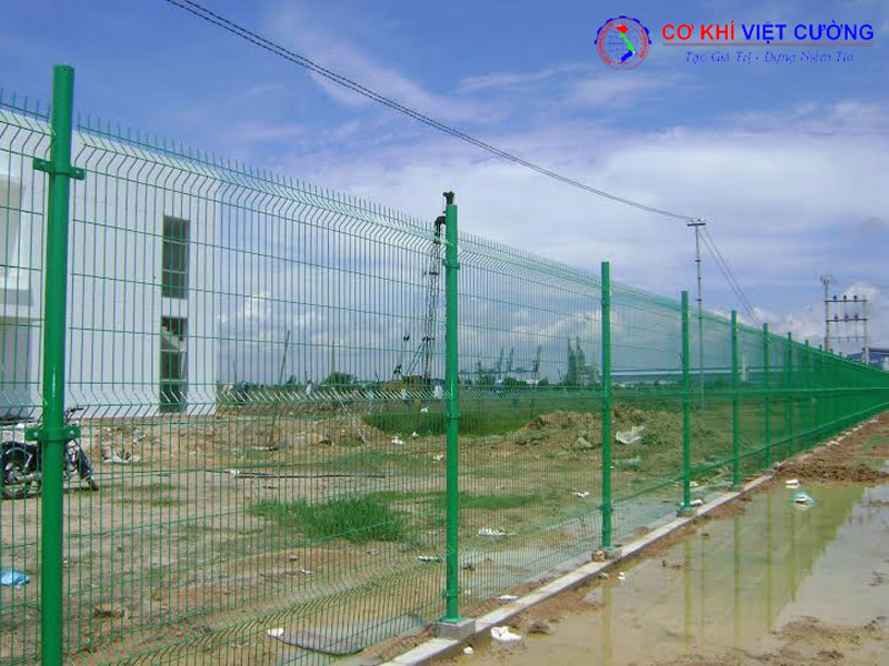 Hàng rào lưới thép hàn có cấu tạo gồm hai phần chính: lưới thép hàn và cột hàng rào.