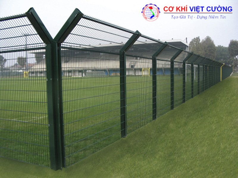 Hàng rào khu công nghiệp sử dụng lưới thép cột vuông.
