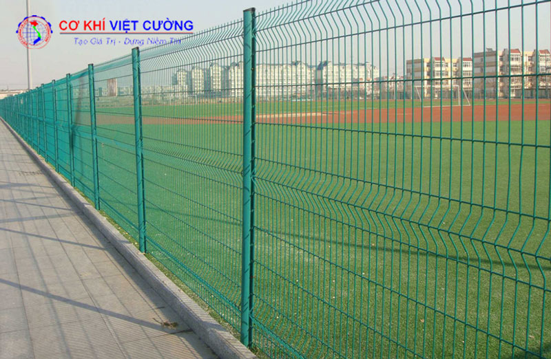 Hàng rào lưới thép cột trái đào sơn màu xanh toàn nộ cho khu công nghiệp.