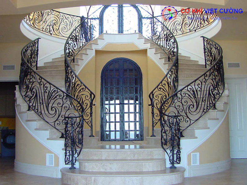 Cầu thang sắt nghệ thuật phù hợp với nhiều loại công trình từ hiện đại đến cổ điển.