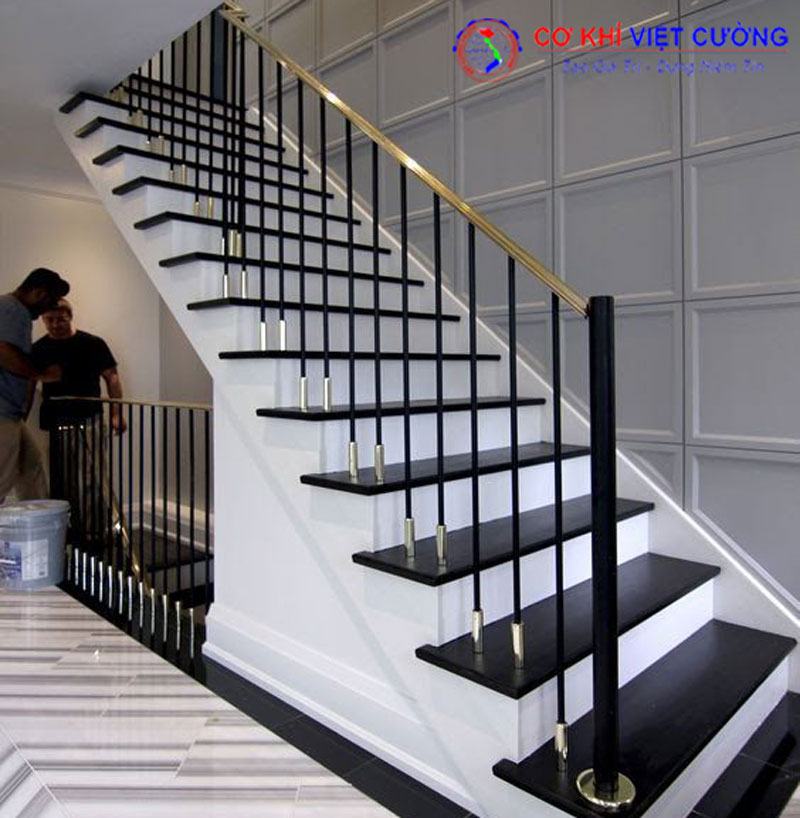 Cầu thang sắt thẳng là loại cơ bản, thiết kế đơn giản nhưng vẫn rất thu hút nhà thầu bởi sự tinh tế.