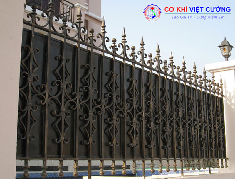 Hàng rào sắt nghệ thuật được thiết kế gồm nhiều họa tiết khác nhau.