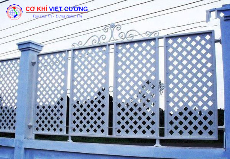 Hàng rào sắt nghệ thuật đẹp thiết kế đơn giản.