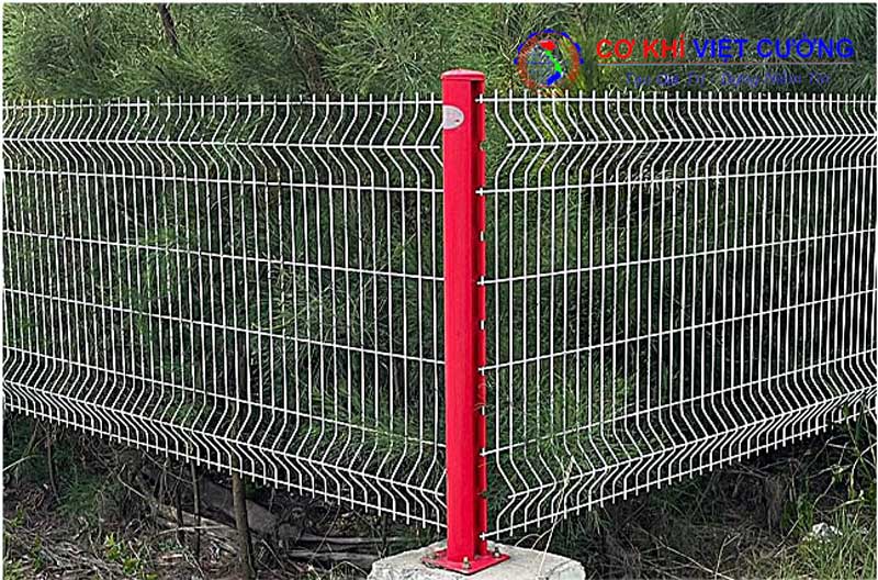 Các loại phổ biến nhất là: hàng rào lưới thép hàn, hàng rào thép hộp, hoặc hàng rào lưới B40,...
