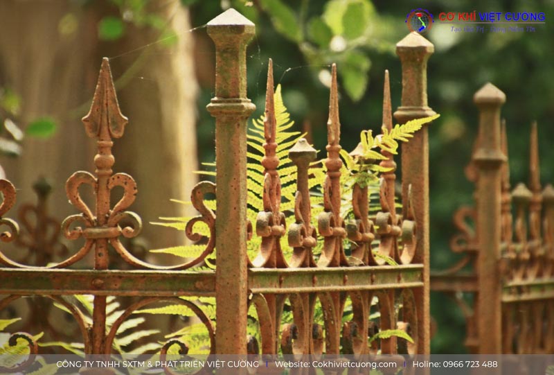 Môi trường là yếu tố có tác động lớn gây ra tình trạng han gỉ cửa sắt cua-cong-sat-bi-han-gi-nguyen-nhan-va-khac-phuc