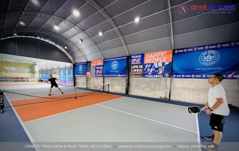 Sân pickleball trong nhà với mái che chắc chắn Sân pickleball trong nhà với mái che chắc chắn