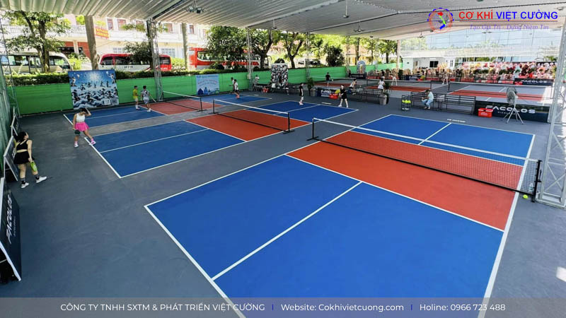 Sân thi đấu pickleball với hệ thống mái che