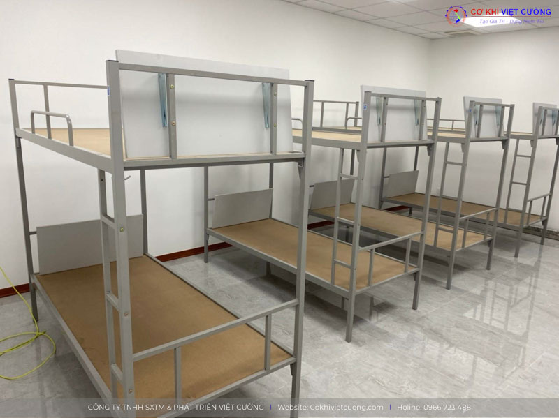 Giường tầng sắt được sử dụng phổ biến tại ký túc xá, nhà trọ,...