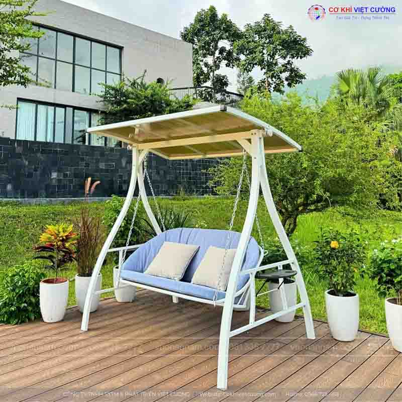 Xích đu sắt ngày càng được ưa chuộng để tạo nên những không gian sân vườn chất lượng
